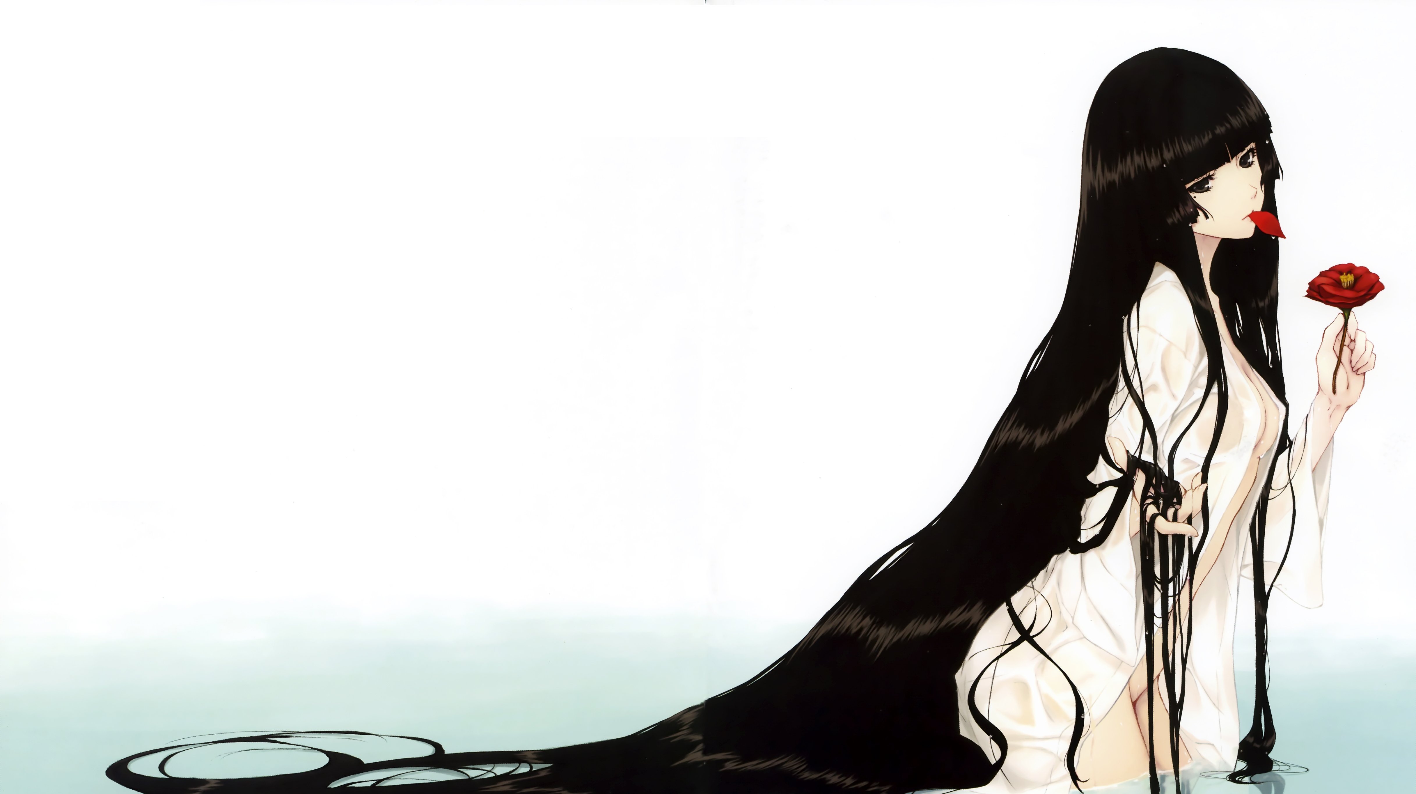 Миниатюрная девица с черными волосами показывает рисунки на руках