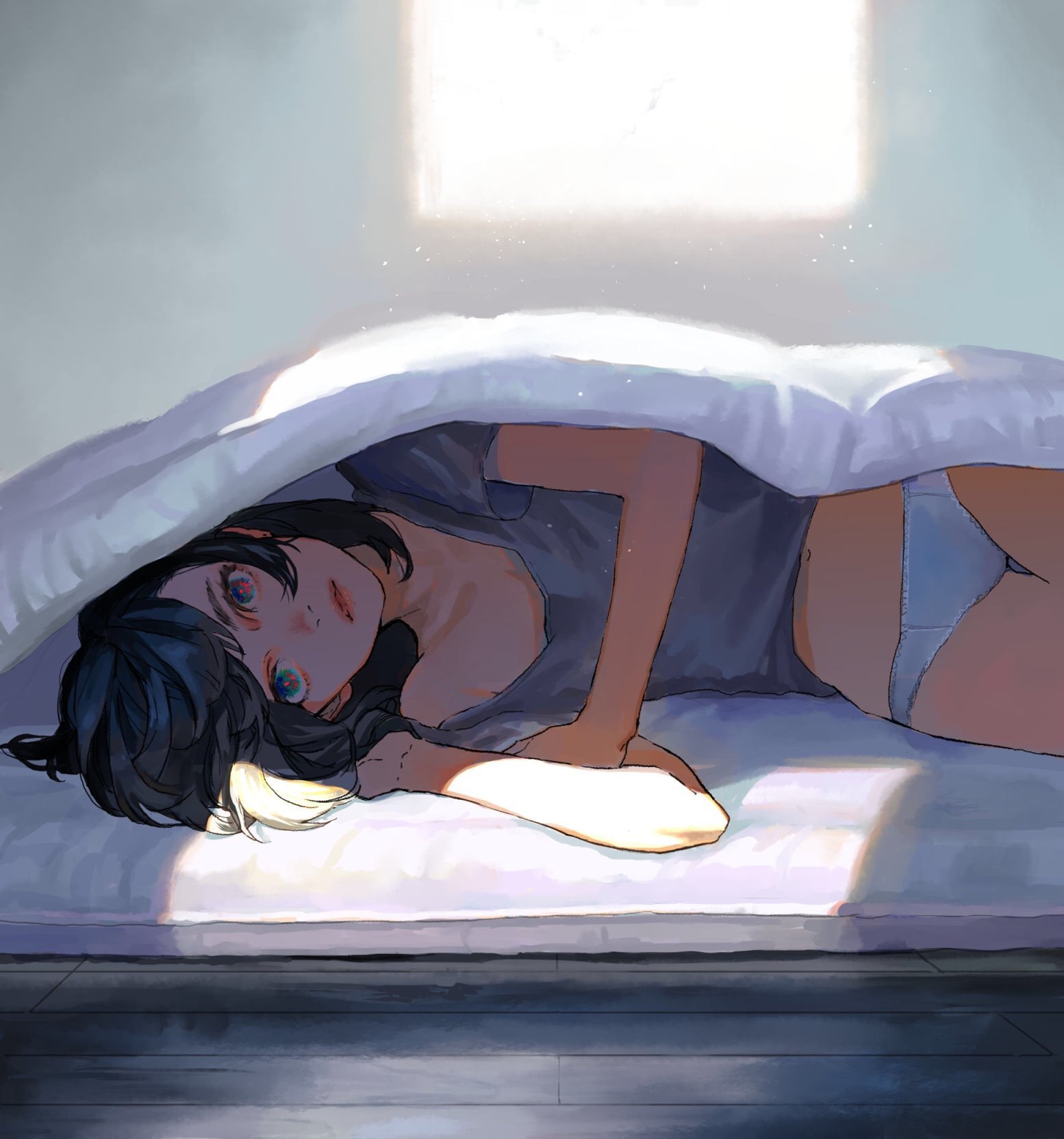 Девушка лежит на кровати