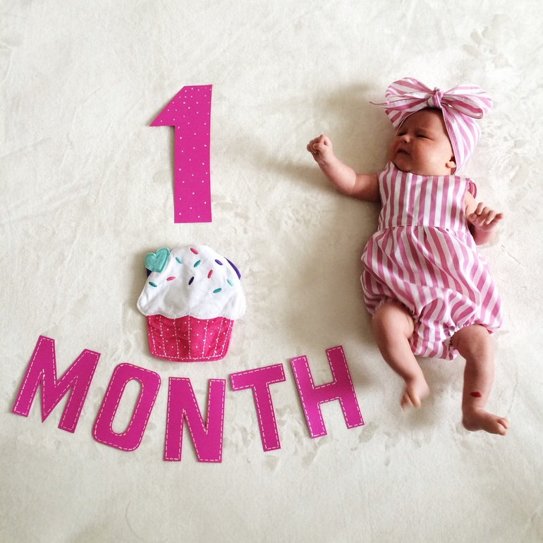 Поздравления с днём рождения 1 месяц. Поздравление с 1 месяцем девочке. 1 Месяц ребенку открытка. Открытка 1 месяц девочке.