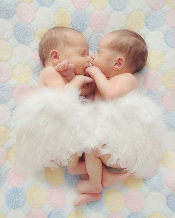 С рождением двойняшек. С рождением двойняшек девочек. Поздравляю с рождением дочек близняшек. Поздравляю с рождением двойни.