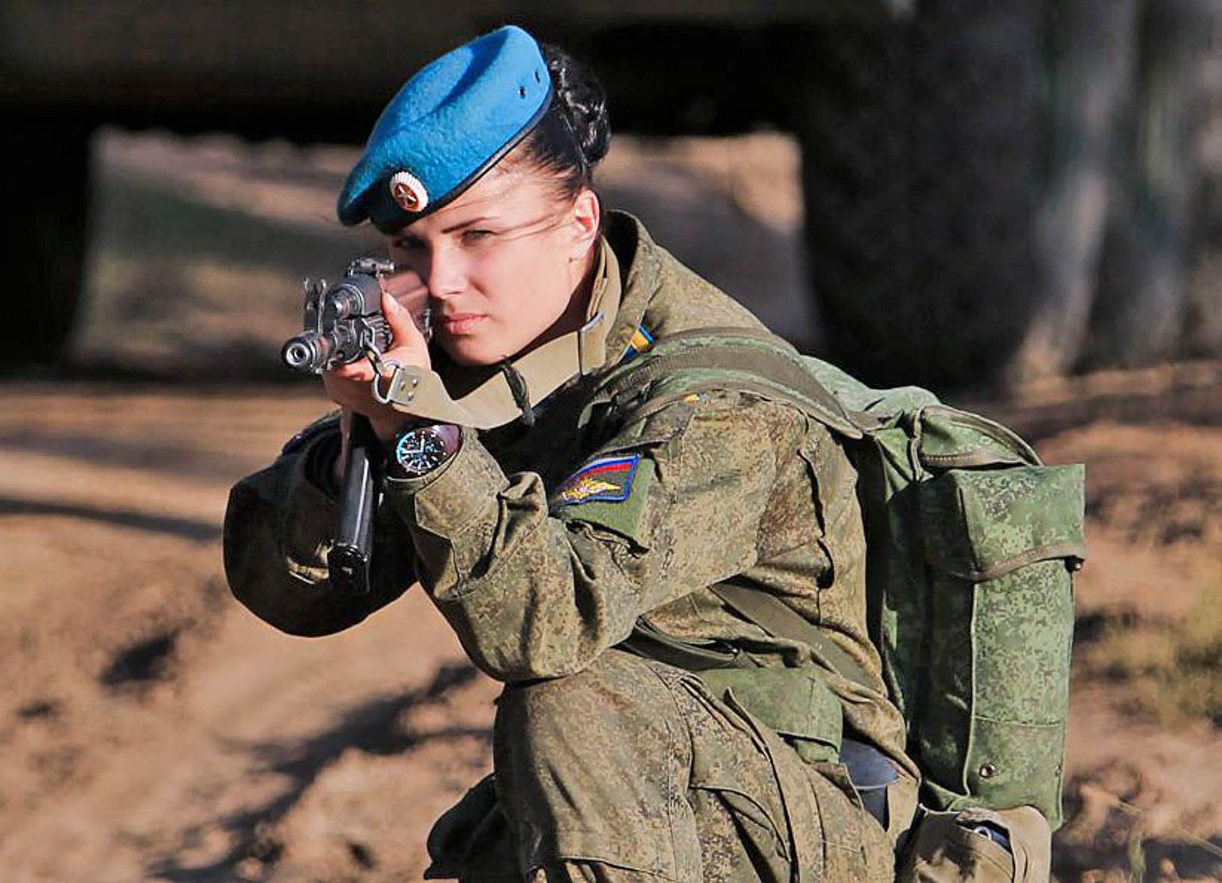 Русский солдат по общему мнению. Военная форма. Солдат Российской армии. Красивый солдат. Женщины военные.