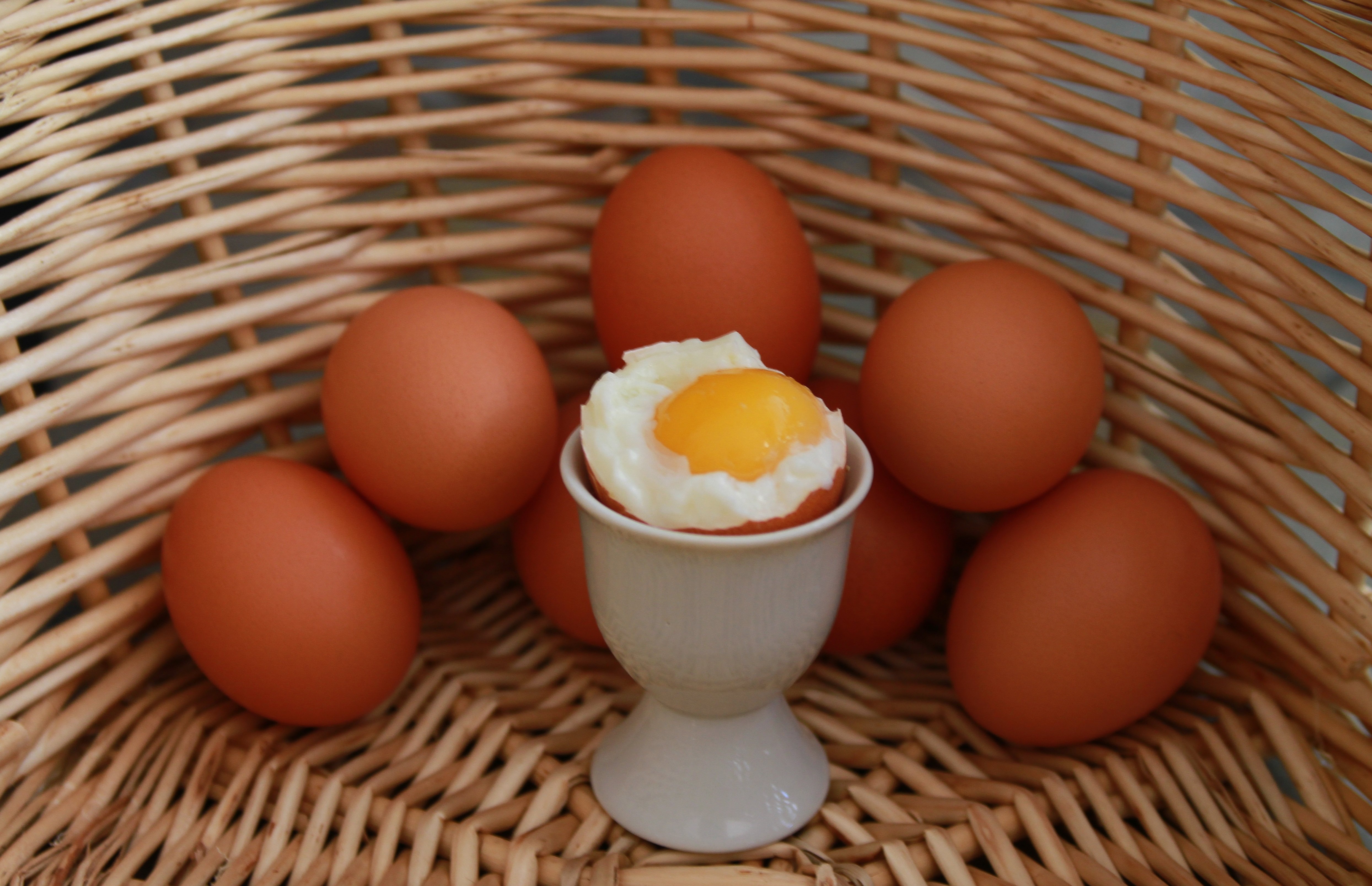 Красивые молодые яйца. Яйцо куриное. Яйцо (пищевой продукт). Яйца и яичные продукты. Яйцо домашнее.