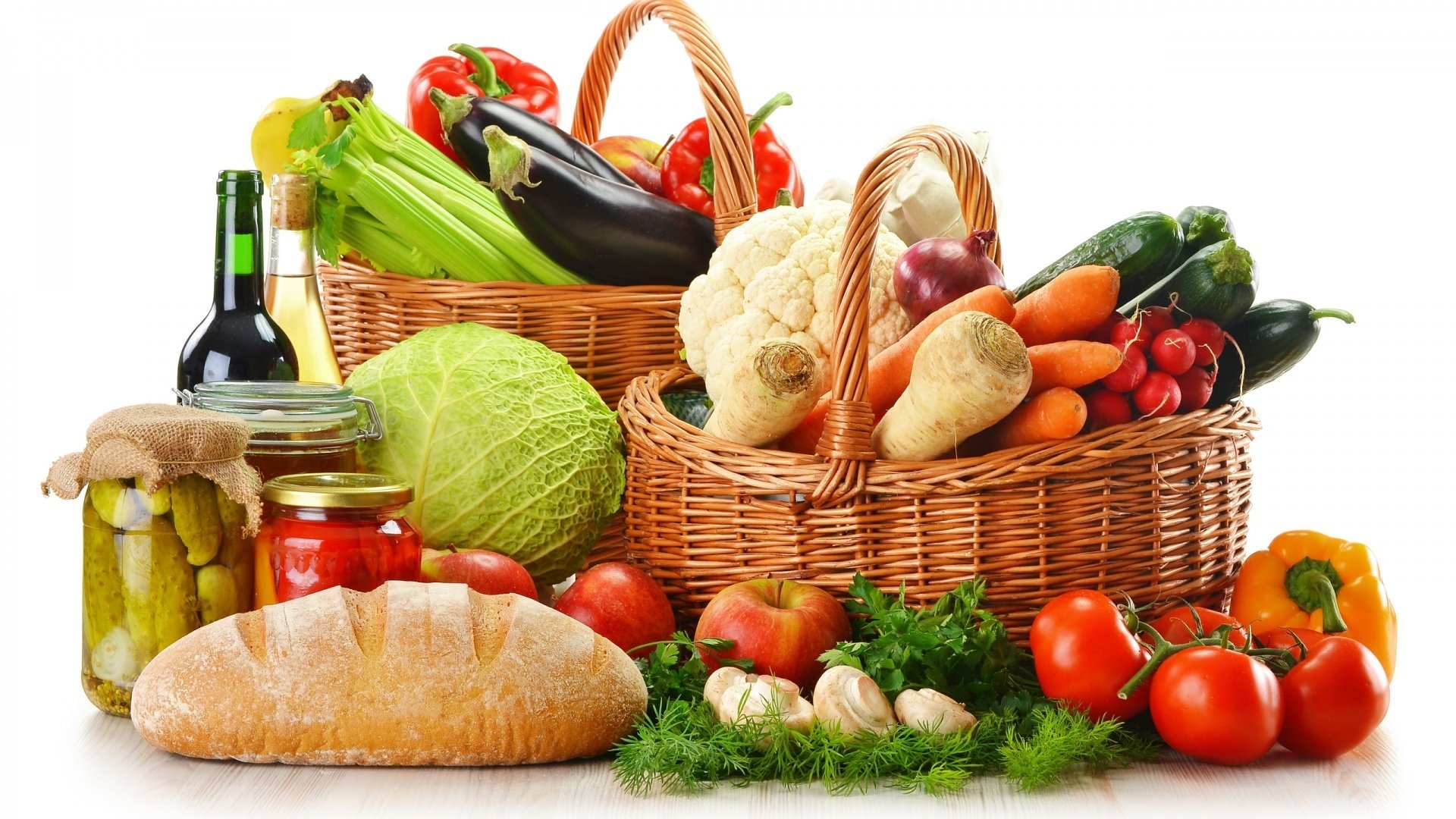Товары и продукты для здоровья. Продукты питания. Корзина с продуктами. Корзина с овощами. Корзинка с едой.