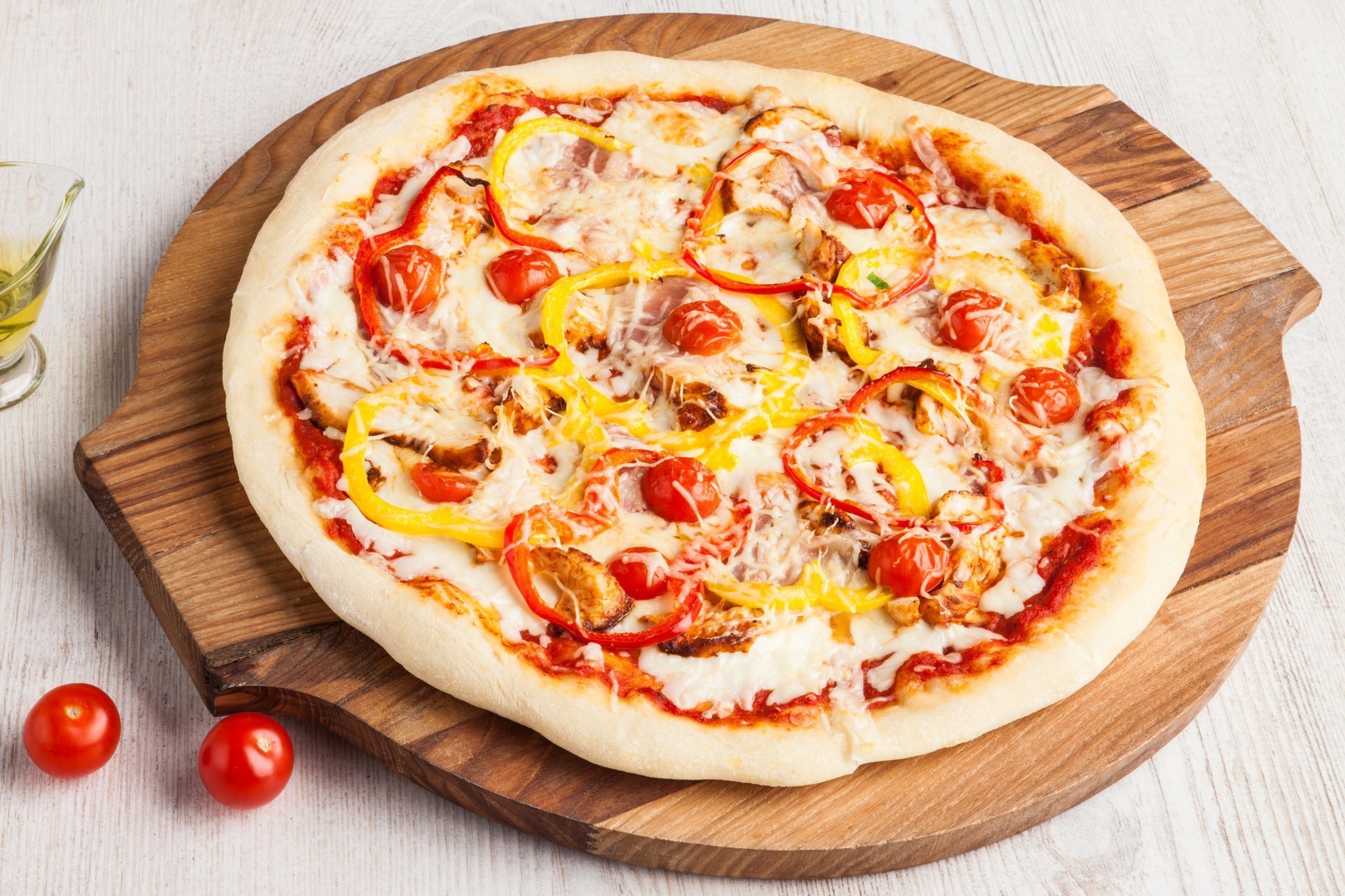 Пицца какой готов. "Пицца". Итальянская пицца. Пицца на белом фоне. Пицца сырный цыпленок.