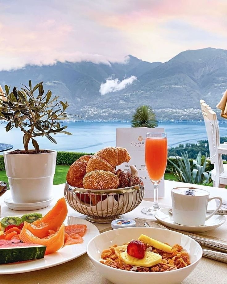 Доброго дня завтрак. Красивый завтрак. Завтрак с видом на море. Утро на море. Изысканный завтрак.