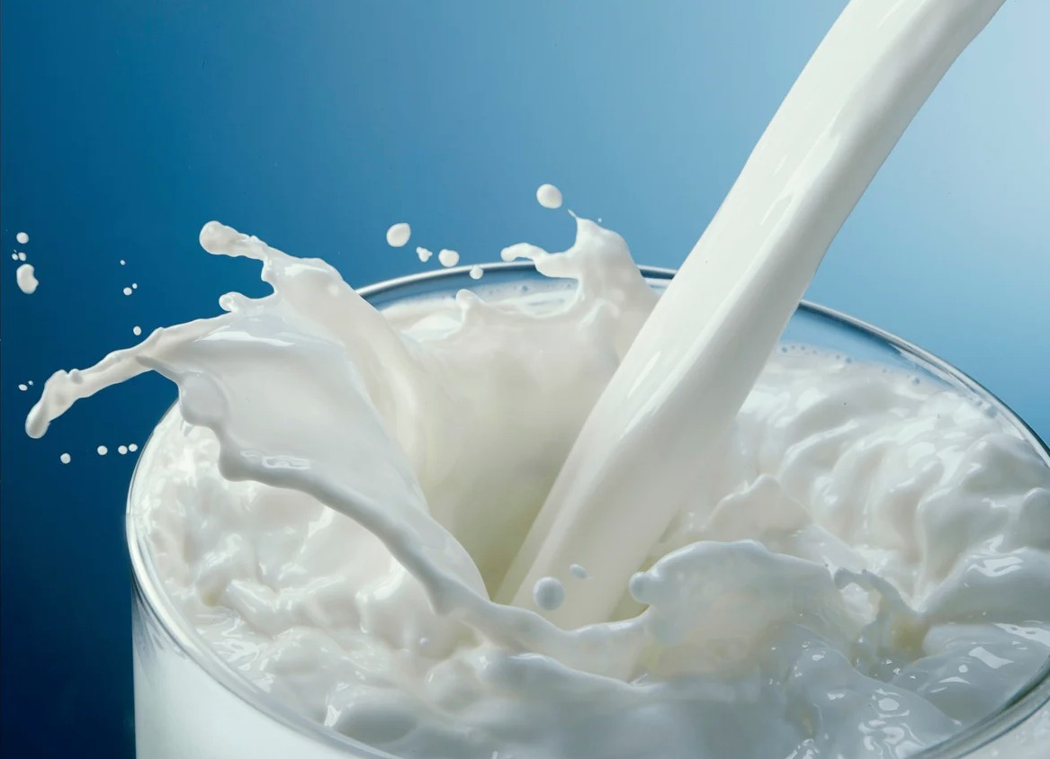 Ответить молоко. Молоко. Красивое молоко. МОМО лого. Молоко и сливки.