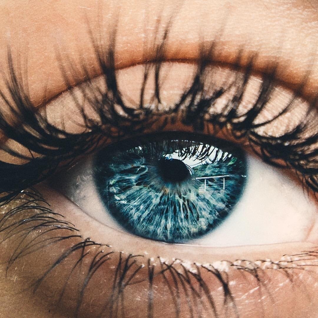 Глаза долу. Красивые глаза. Голубые глаза. Синие глаза. Красивые голубые глаза.