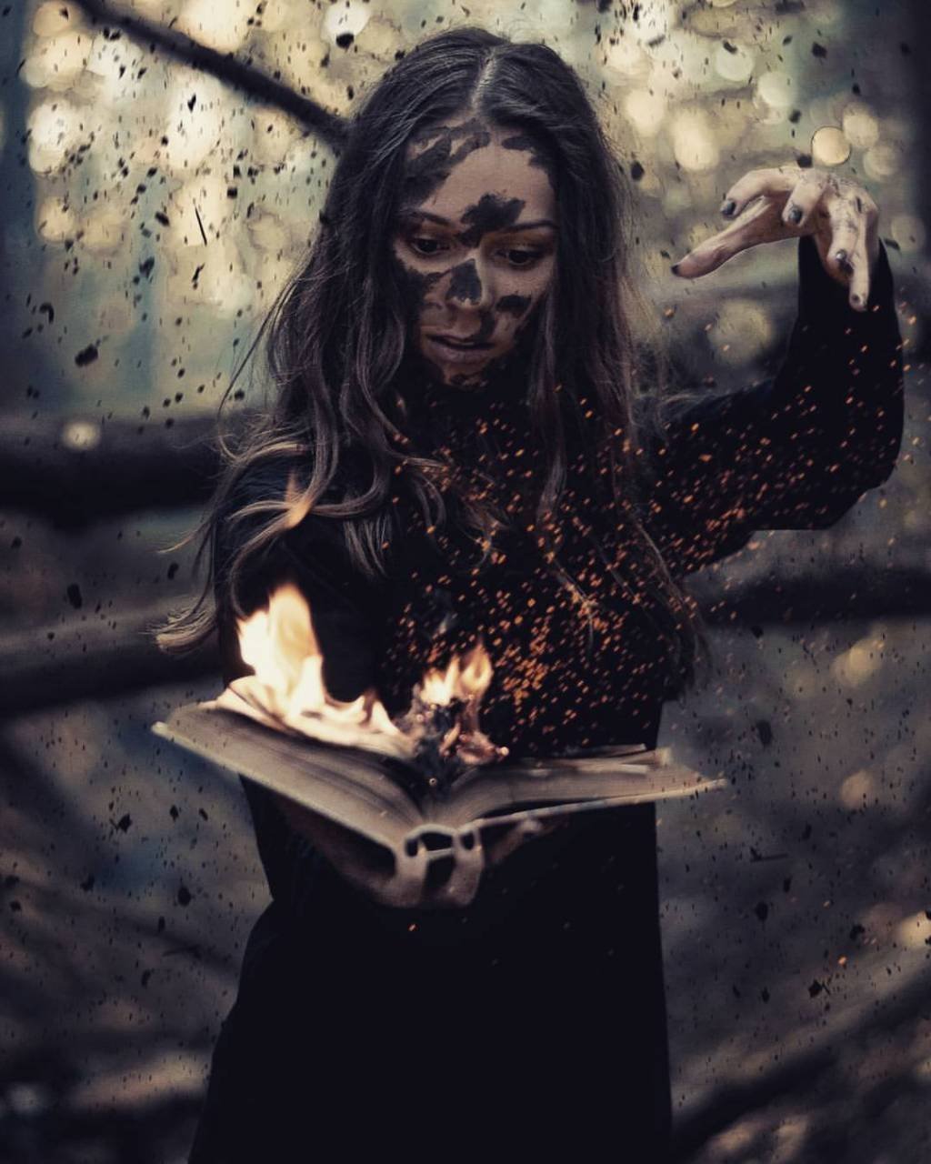 Книга темная ведьма. Ведьма колдовство. Образ ведьмы. Мистическая фотосессия. Ведьма мистика.