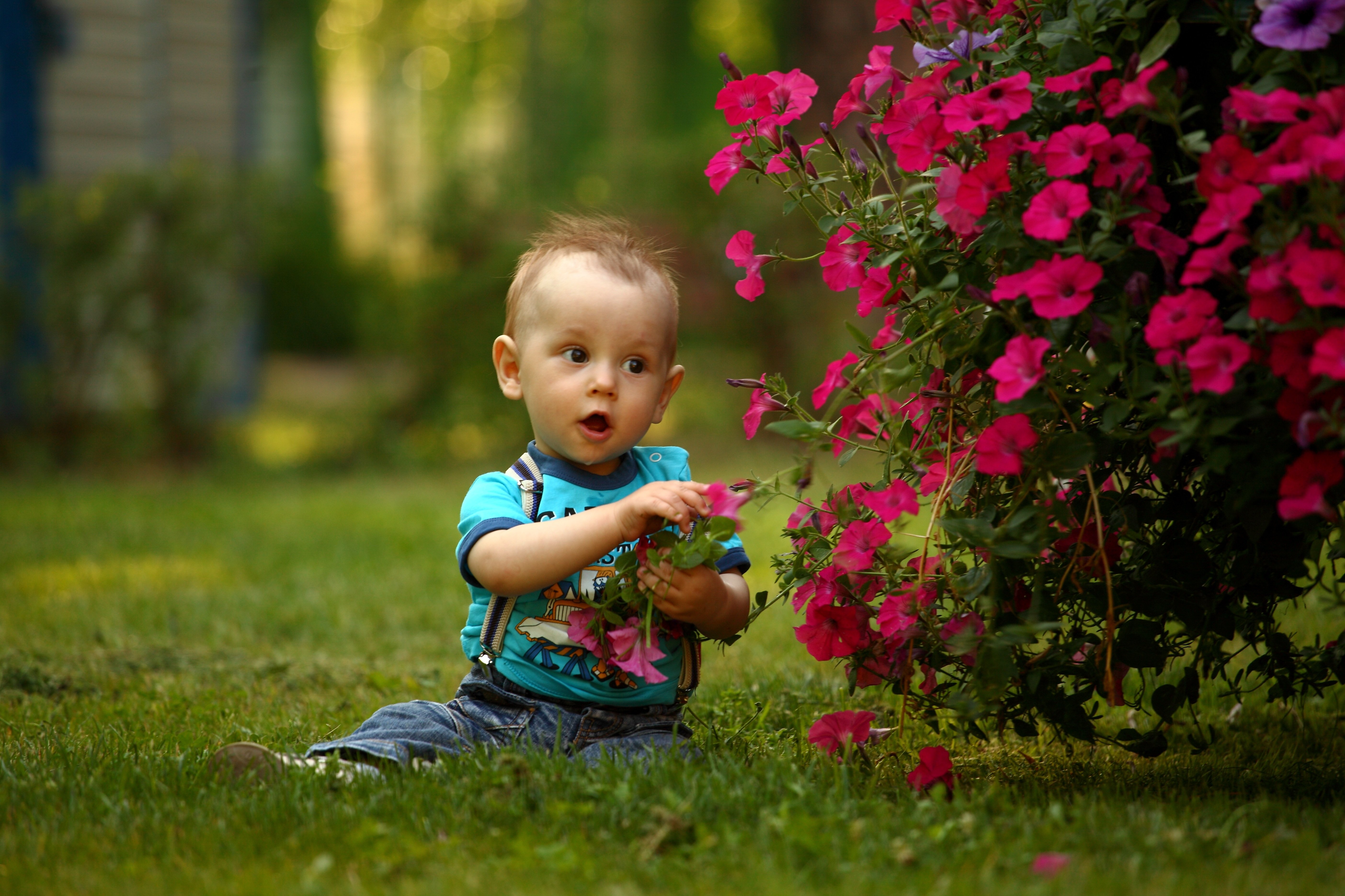 Можно мальчик маленький девочка маленький. Малыш на природе. Маленькие дети на природе. Детская фотосессия на природе летом. Красивые дети природа.
