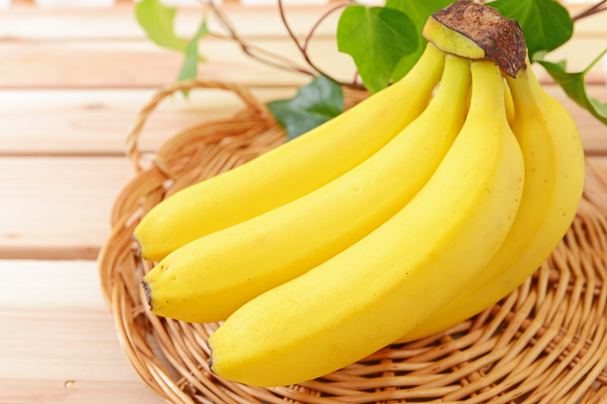 Бананы. Фрукты банан. Красивый банан. Банан картинка.