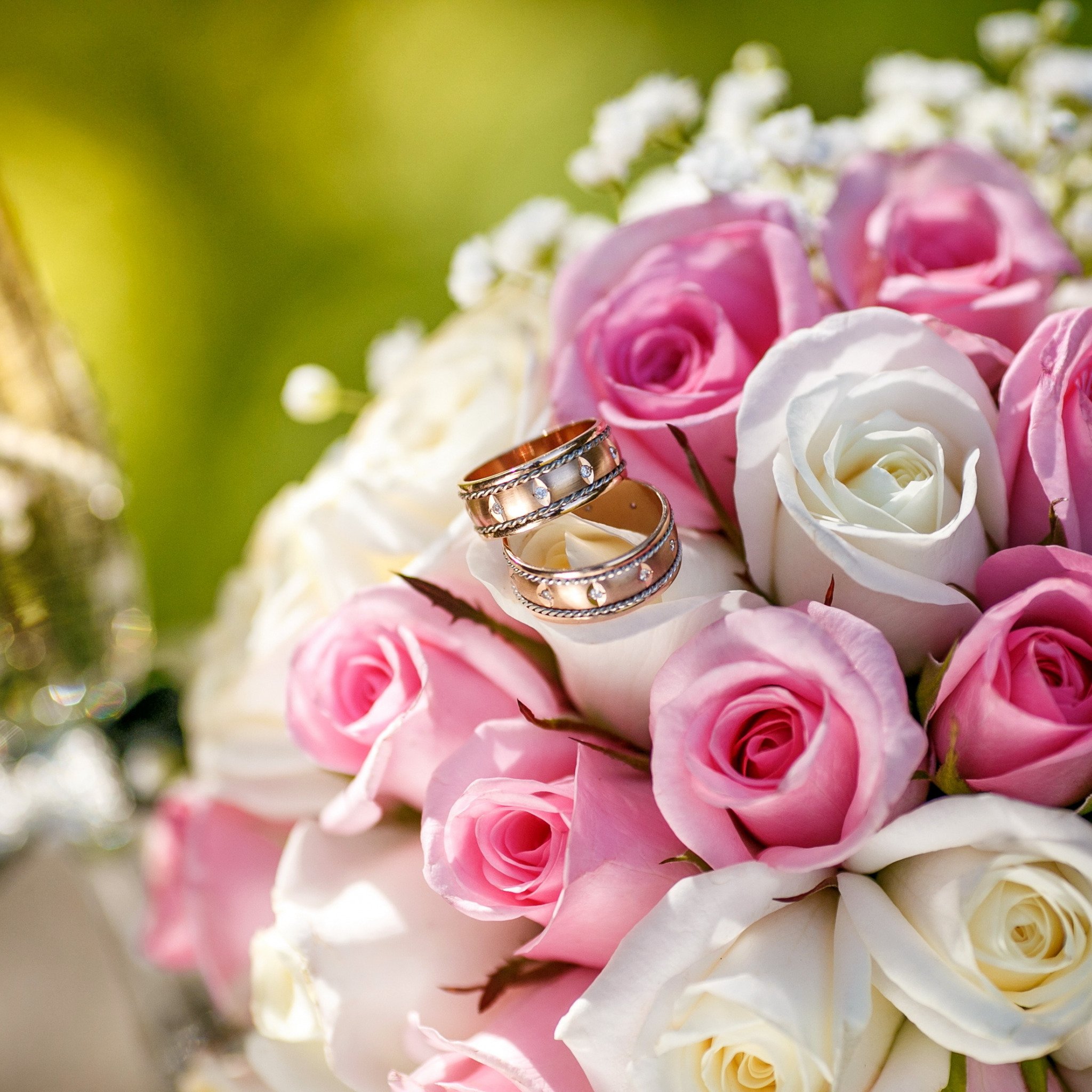 Картинка день годовщиной. Свадебные цветы. Свадебный букет и кольца. Букет на годовщину свадьбы. Розовая свадьба годовщина.