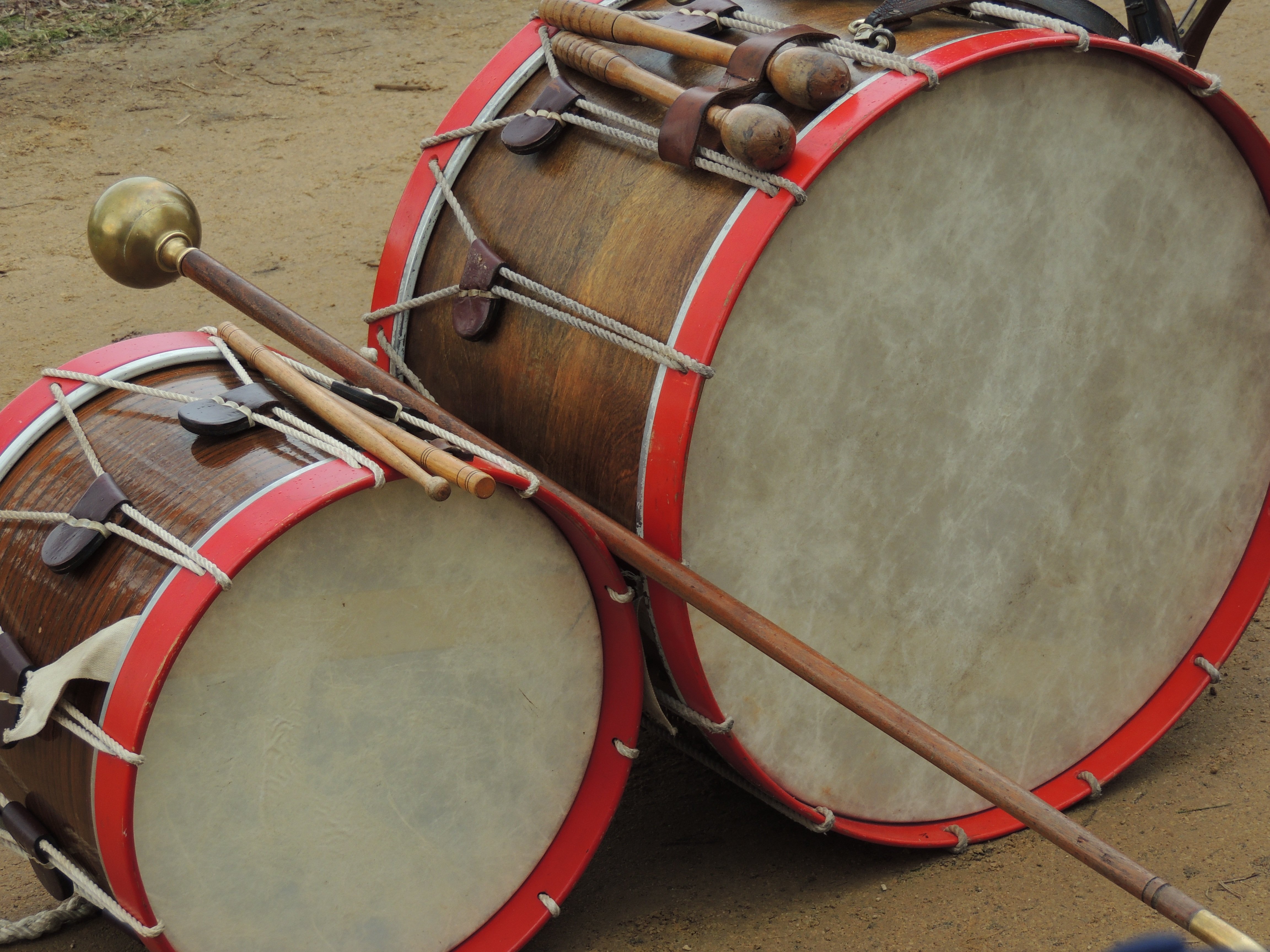 Bombo xxanteria. Чубук давул (большой барабан). Барабан музыкальный инструмент. Баламан музыкальный инструмент. Барарбанмузыкальный инструмент.