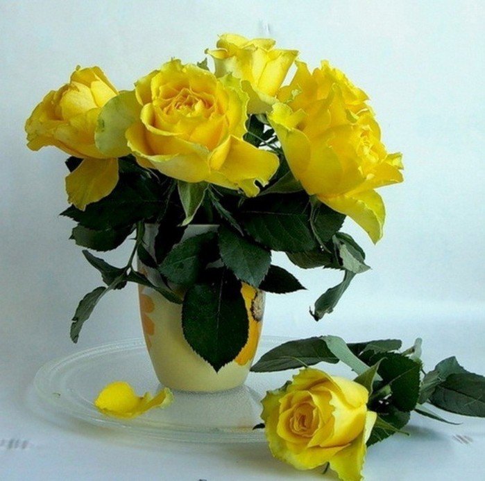 Открытка с желтыми розами. Желтые цветы в вазе. Желтые розы в вазе.