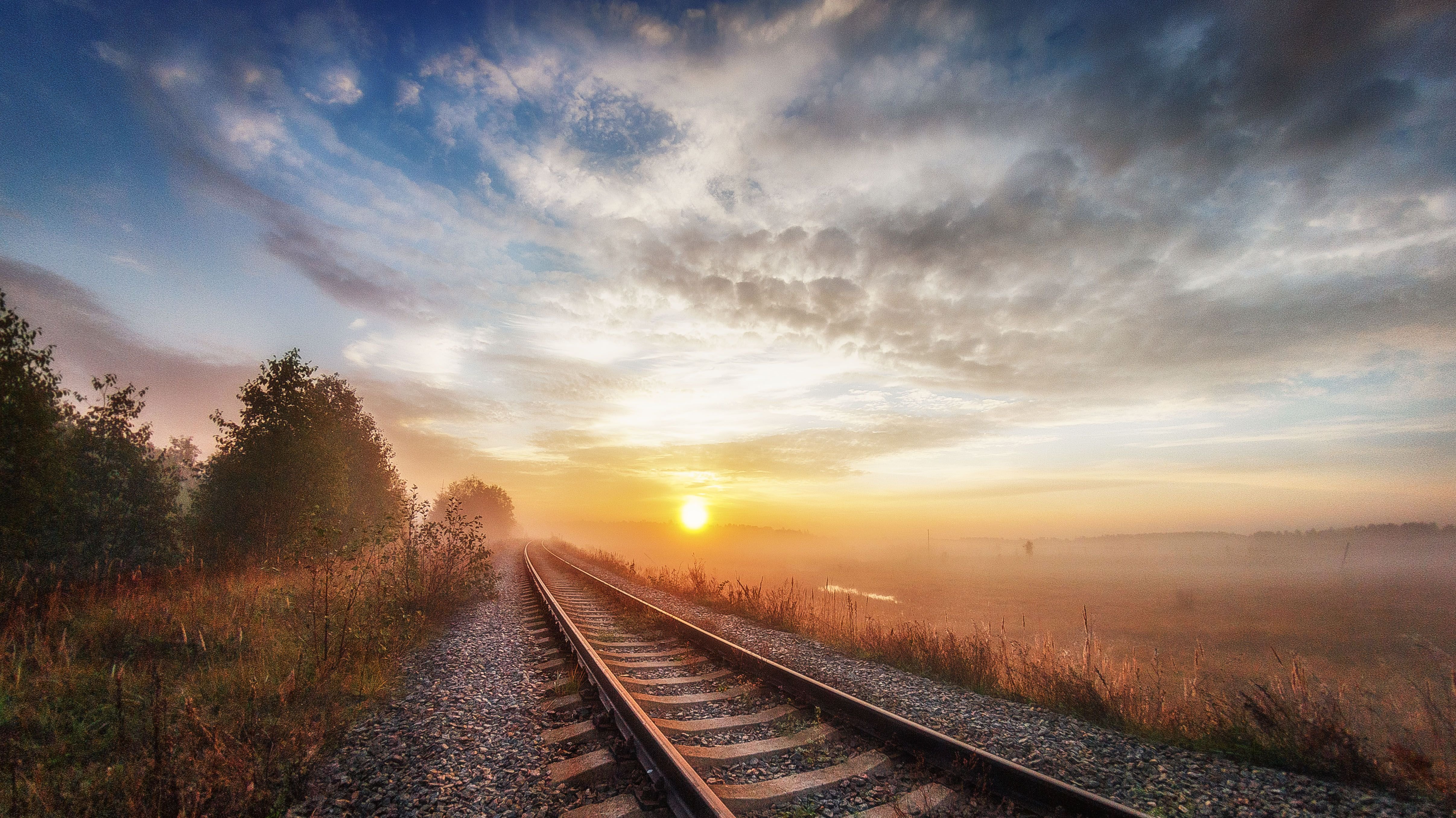 Картинки уходящего в даль. Железная дорога закат. Рассвет на железной дороге. Пейзаж с железной дорогой. Красивая железная дорога.
