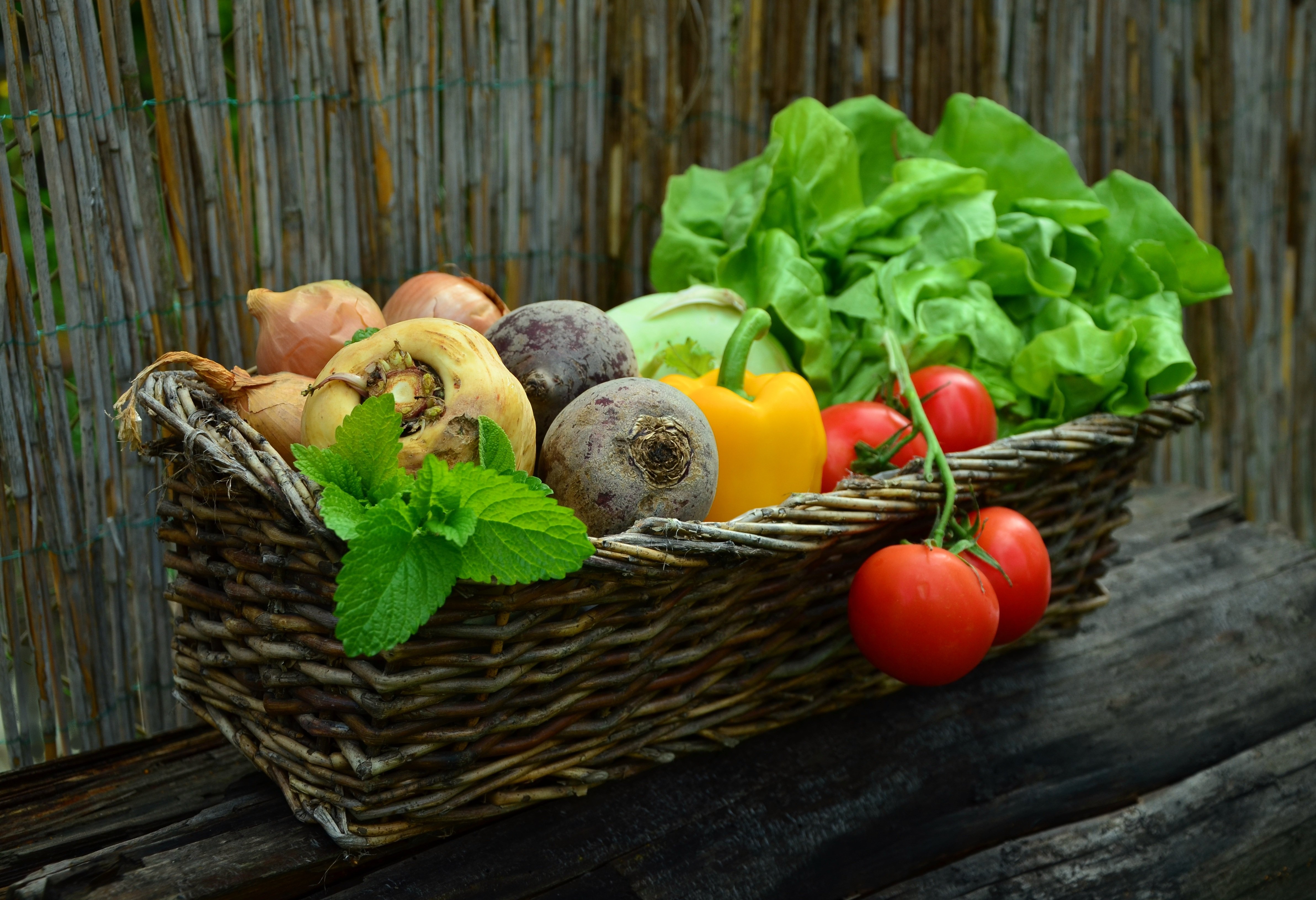 Свежие фермерские овощи. Корзинка с овощами. Корзинка с овощами и фруктами. Овощи и фрукты с огорода. Корзина с овощами и зеленью.