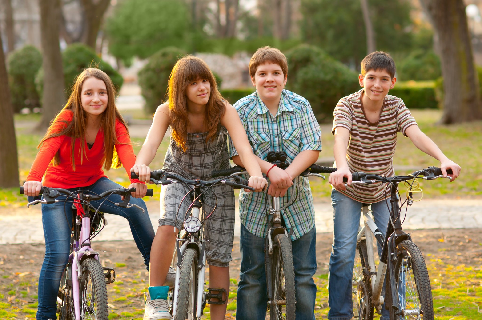 До скольки гулять в 16 летом. Подросток на велосипеде. Увлечения подростков. Счастливые подростки. Дружба подростков.