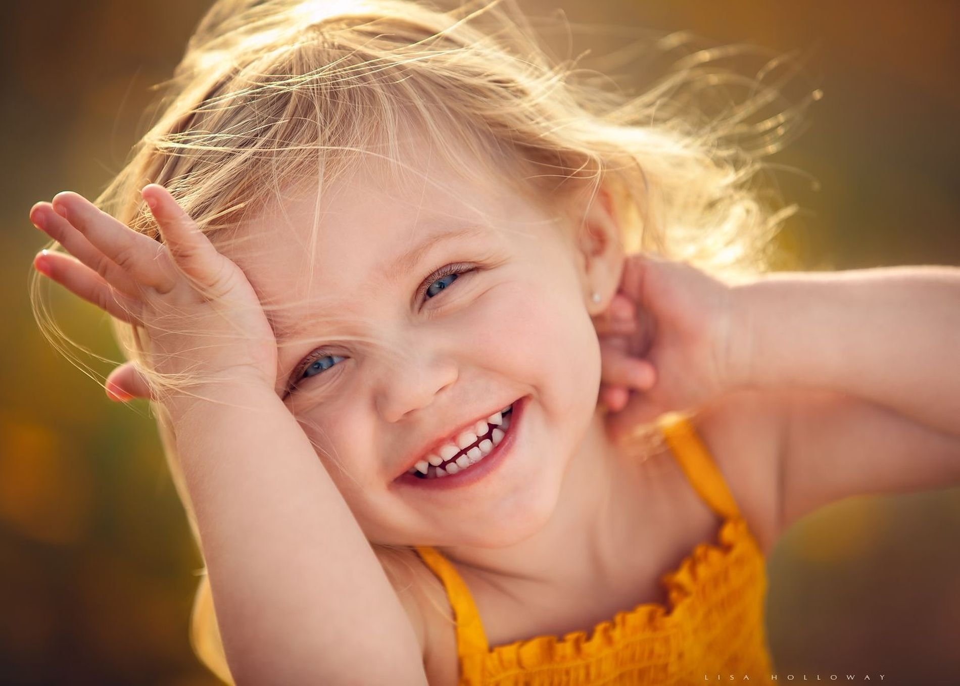 Улыбнись и жизнь улыбкой. Улыбка ребенка. Счастливый ребенок. Счастливые улыбки детей. Девочка смеется.