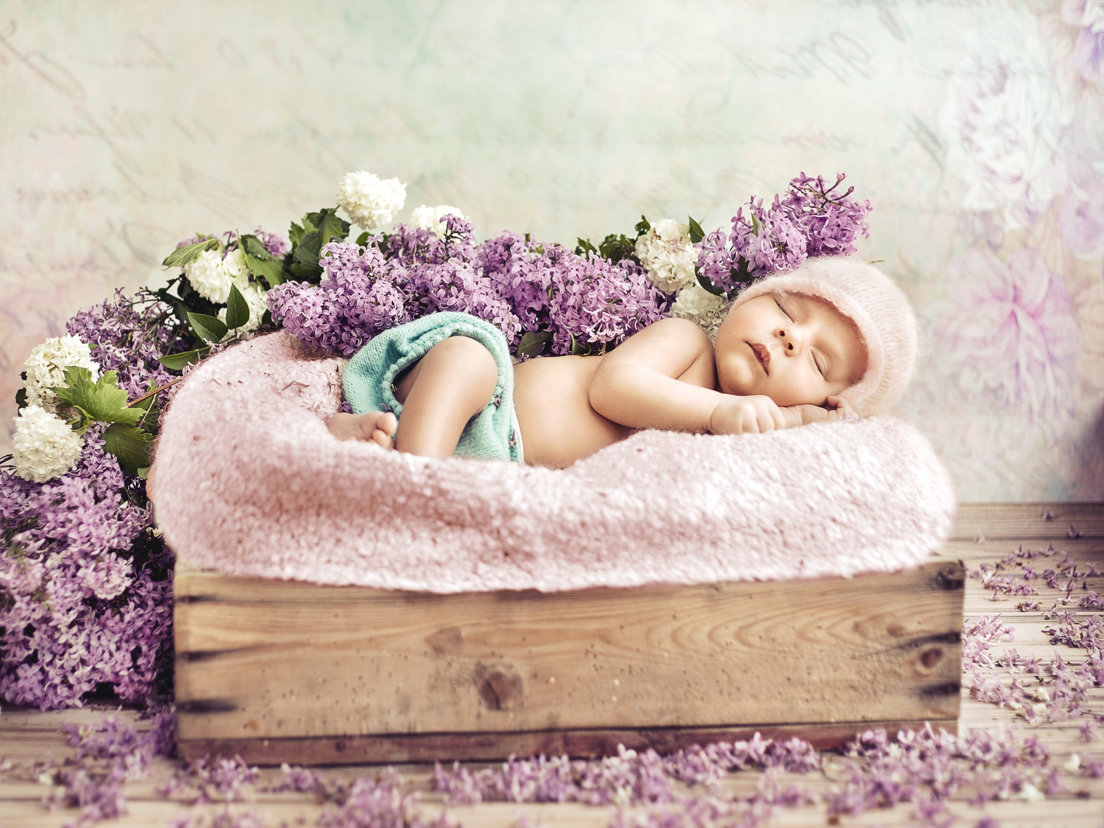 Поздравляем месяц малышке. Поздравление с первым месяцем. Фотосессия с новорожденным. Новорожденные в цветах. Фотосессия новорожденного в цветах.