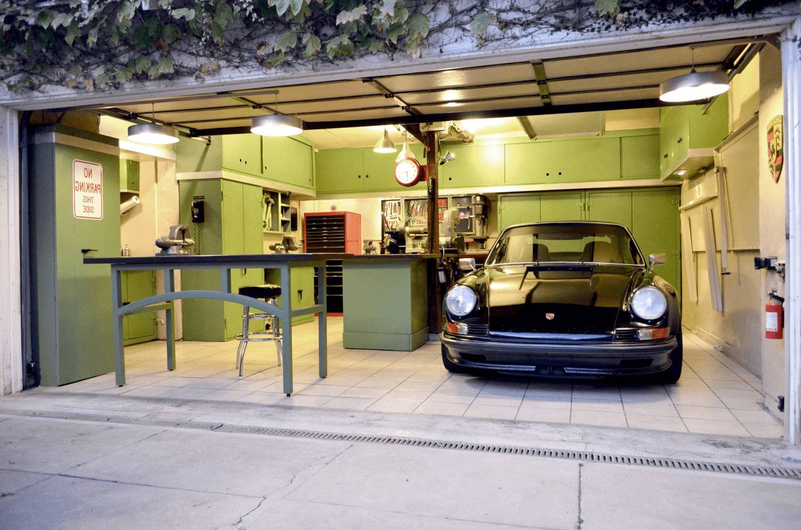 Гаражи греции. Дизайнерский гараж. Красивый интерьер гаража. Гараж внутри. Красивый гараж.