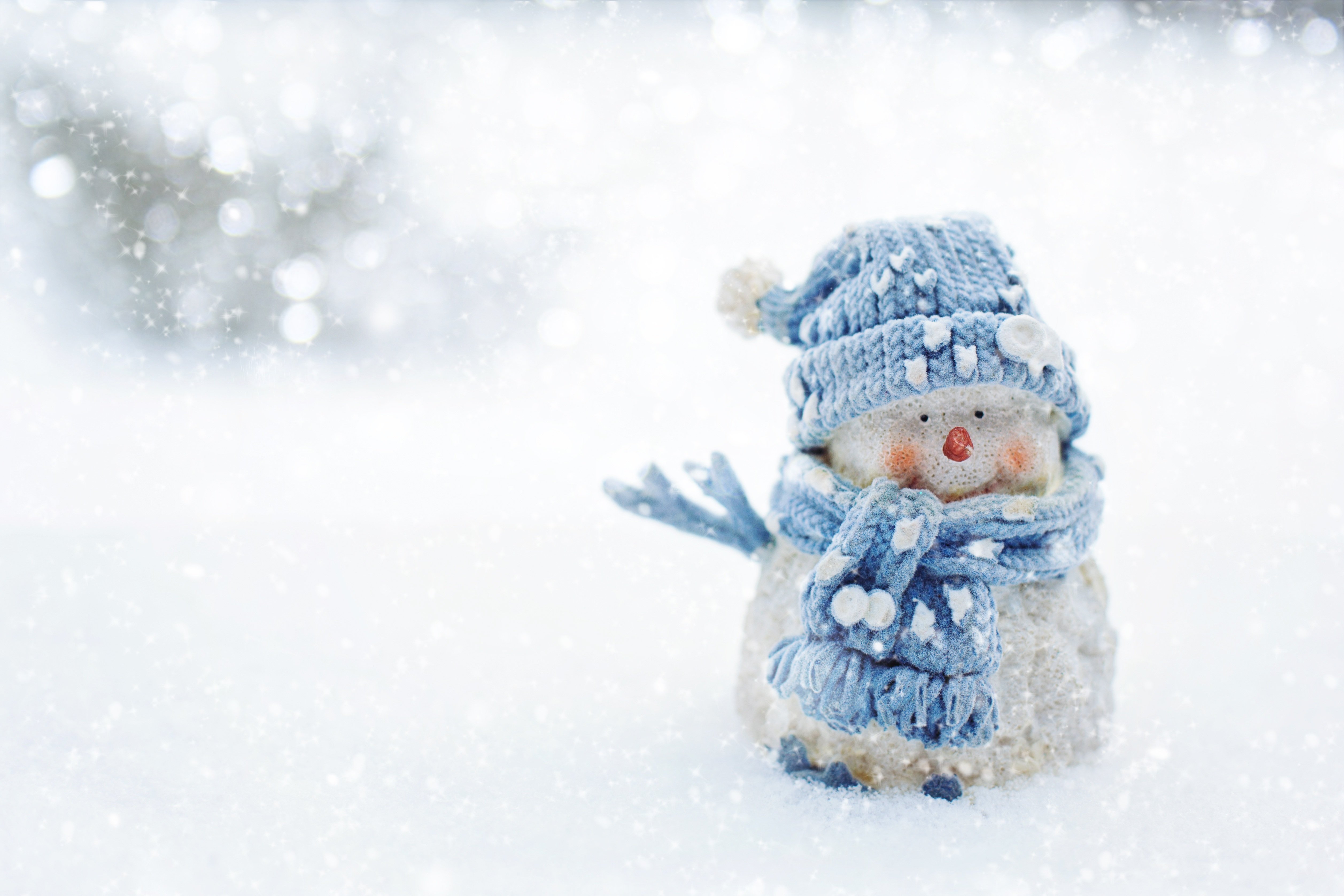 Открытка со снегом. Снеговик красивый. Новогодний Снеговик. Снеговик на снегу. Зима Снеговик.