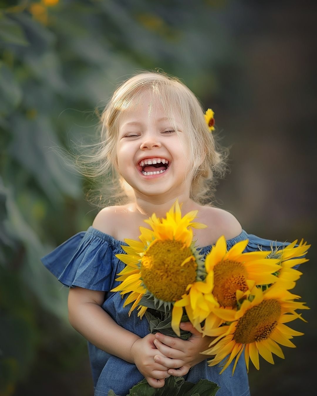 Улыбайся часто и все будет хорошо. Ребенок улыбается. Дети смеются. Дети радуются. Счастливый ребенок.