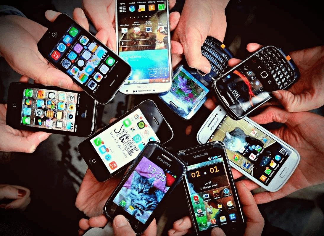 Демонстрация смартфона. Разные смартфоны. Современные телефоны. Много смартфонов.