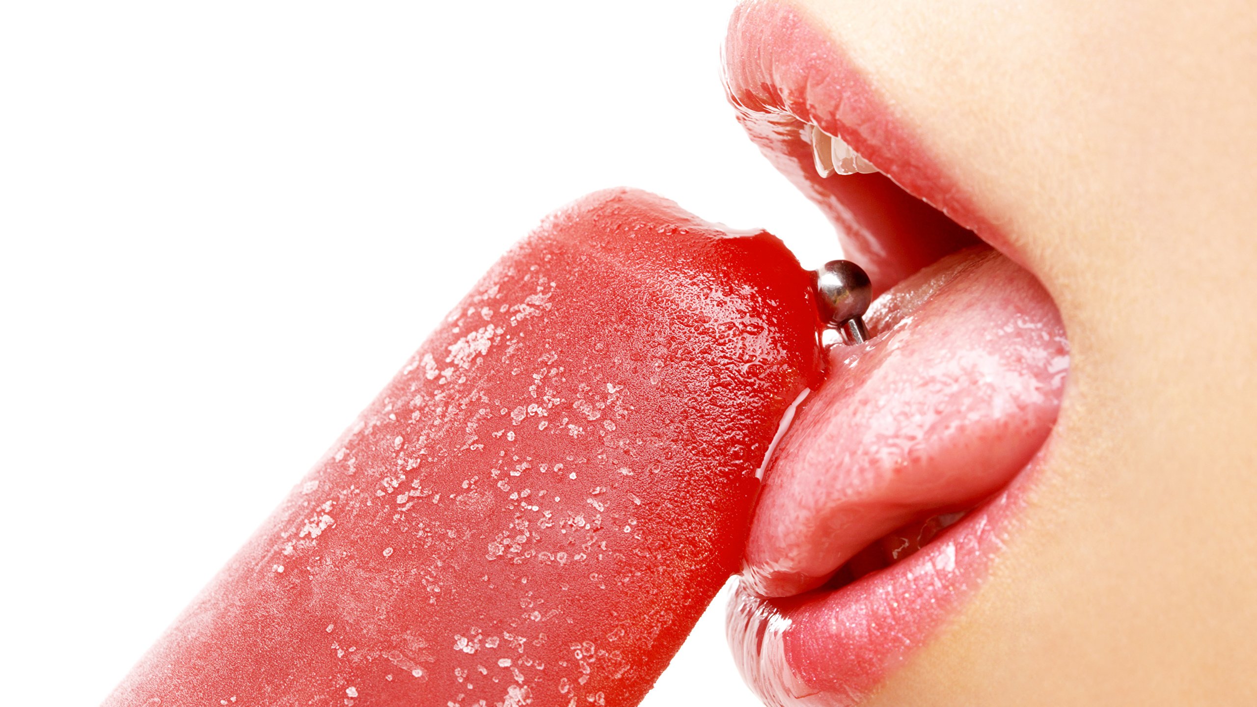 Язык молодой. Облизывает губы. Язык облизывающий губы. Губы и мороженое.