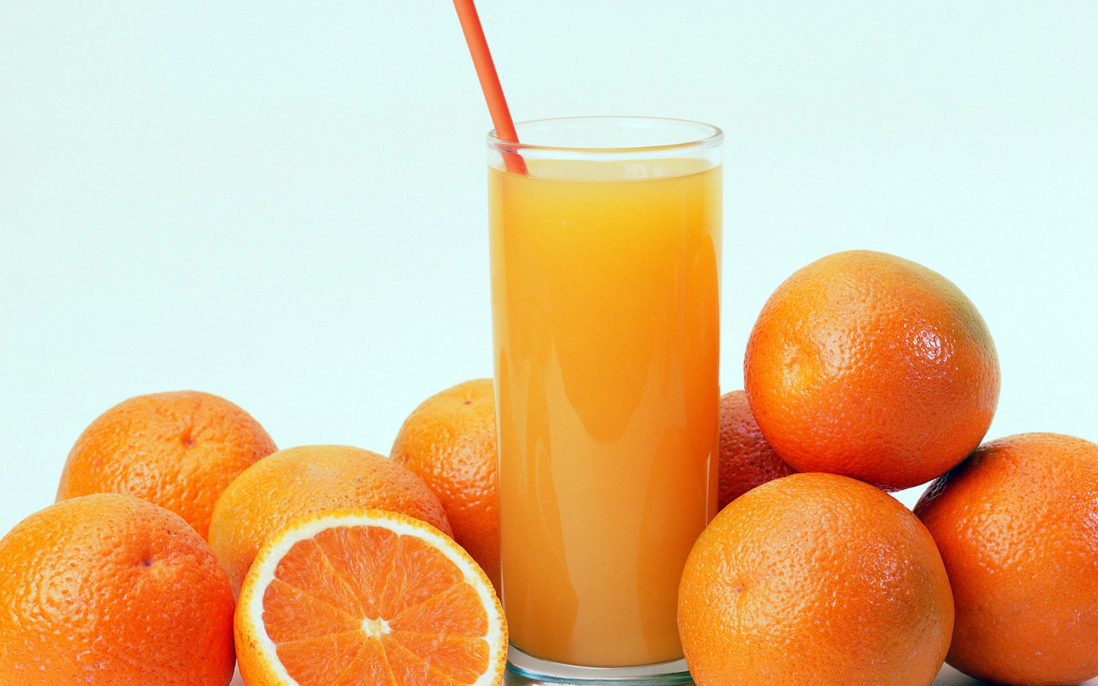 Как приготовить апельсиновый сок. Свежевыжатый сок апельсин. Сок апельсин апельсин. Апельсины и апельсиновый сок. Апельсины для сока.