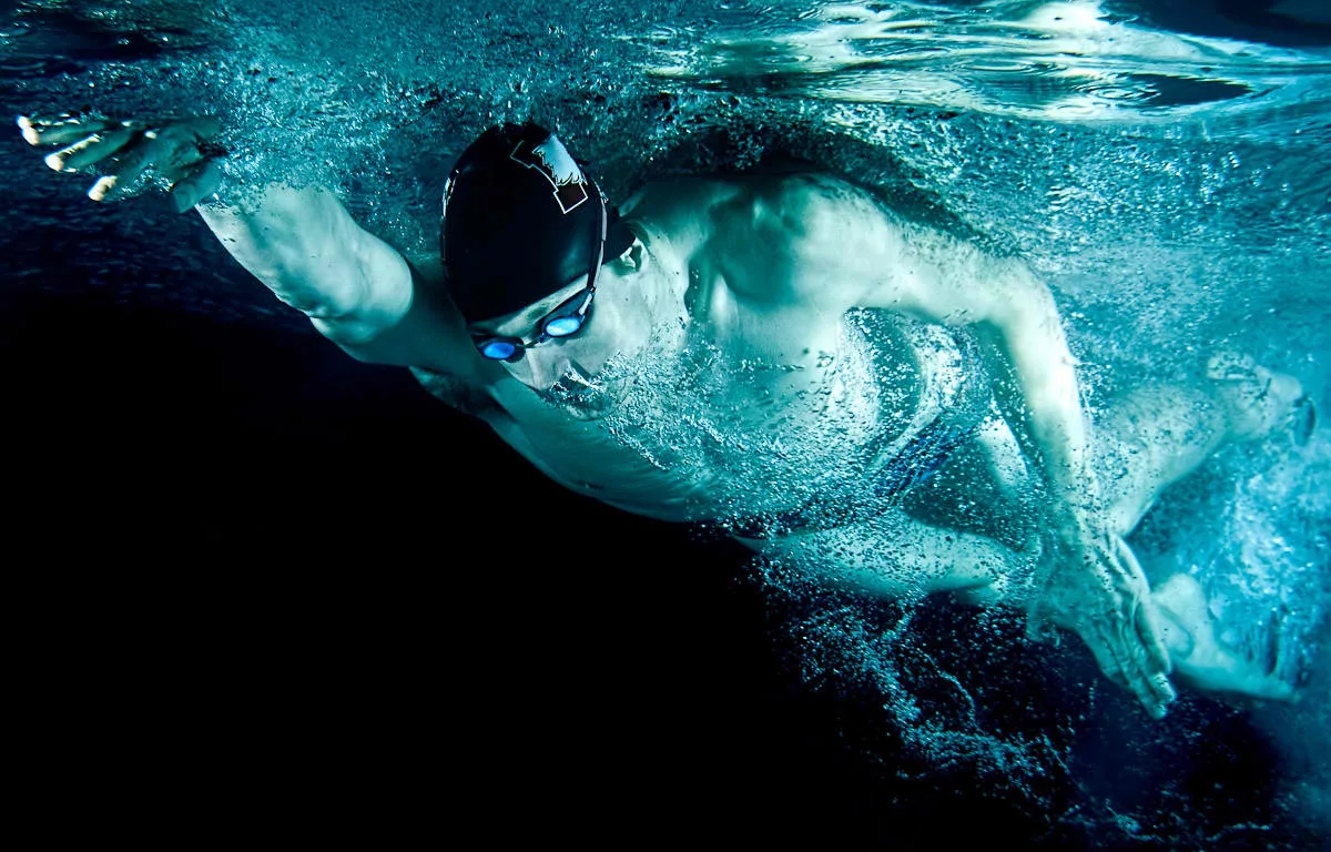 Плавание отзывы. Пловец Гари Халлу 1999. Майкл Фелпс под водой. Пловец под водой. Пловец в воде.