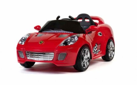 Машинка игрушка на белом фоне