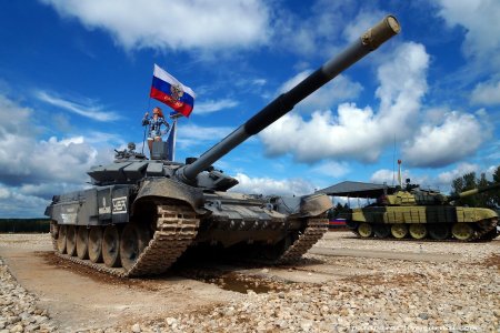 Танк т 90 с флагом России