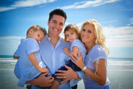 Счастливая современная семья