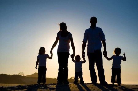 Родители и трое детей