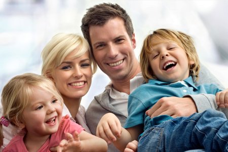 Радостные дети и родители