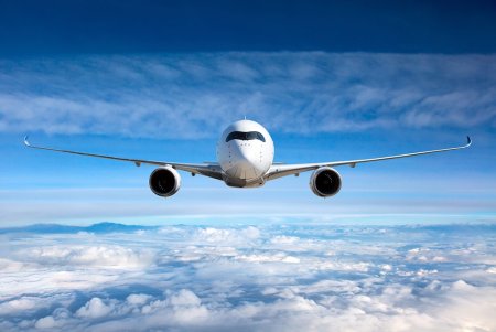 Пролетающий самолет