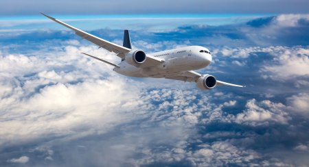 Самолет летит