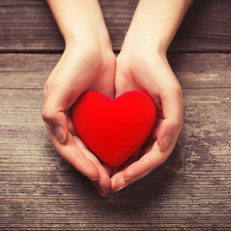Красивое сердце в руках
