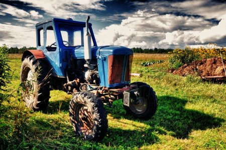 Трактор МТЗ 82 В деревне