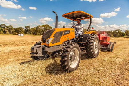 Трактор Вальтра в поле