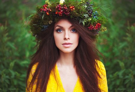 Девушка в венке