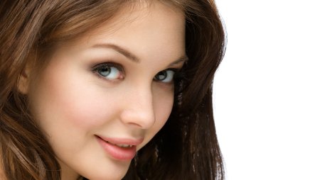 Красивое лицо девушки