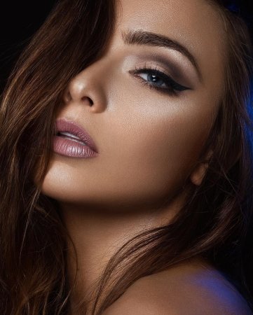 Коаствыое лицо девушки