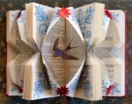 Новогодние украшения из книжных страниц