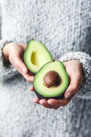 Половинка авокадо