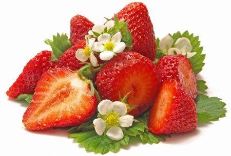 Клубника на белом фоне