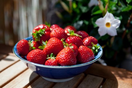 Клубника на столе