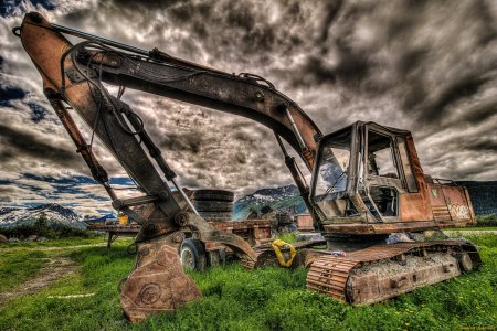 Старый экскаватор