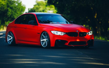BMW 3 красная