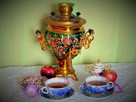 Самовар и чашки
