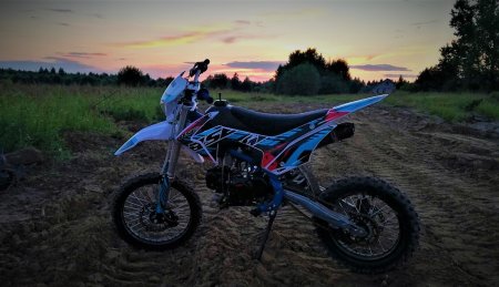 Питбайк красный под закатом BSE MC 125